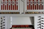 Zu sehen ist die Klaviatur der Orgel, mit Register.