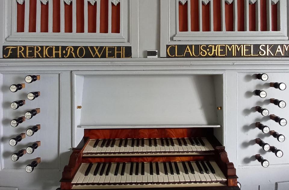 Zu sehen ist die Klaviatur der Orgel, mit Register.