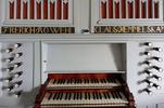 Zu sehen ist die Klaviatur der Orgel, mit Register.