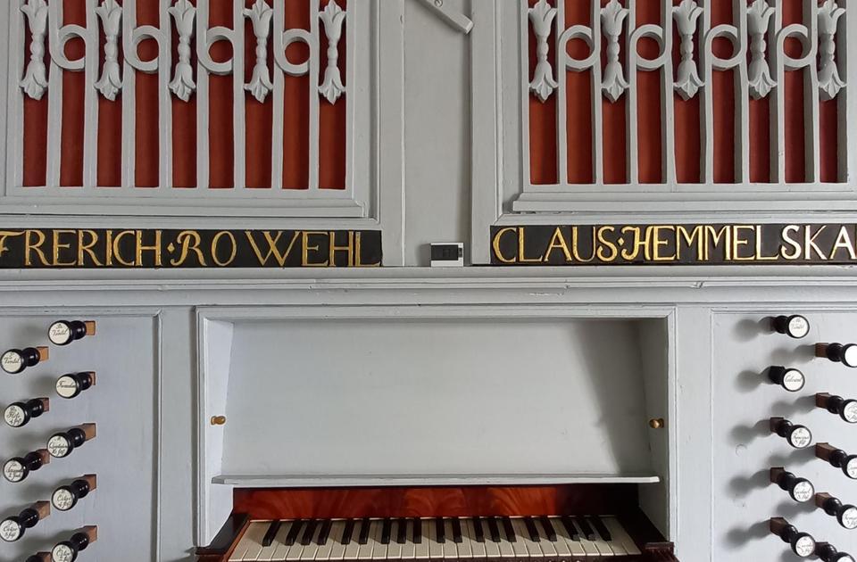 Zu sehen ist die Klaviatur der Orgel, mit Register.