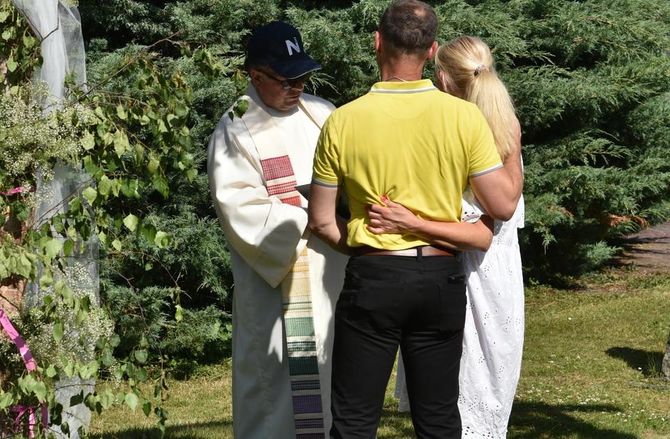 Ingmar Hammann mit einem Paar unter dem Traubogen