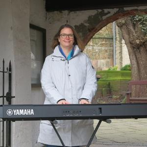 Kantorin Mareen Osterloh, am E-Piano.