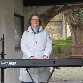 Zu sehen ist Mareen Osterloh, am E-Piano.