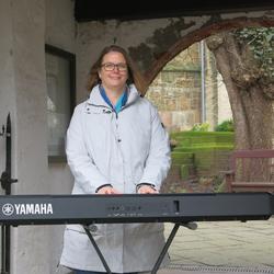 Zu sehen ist Kantorin Mareen Osterloh, am E-Piano