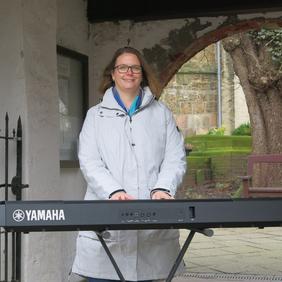 Kantorin Mareen Osterloh, am E-Piano.