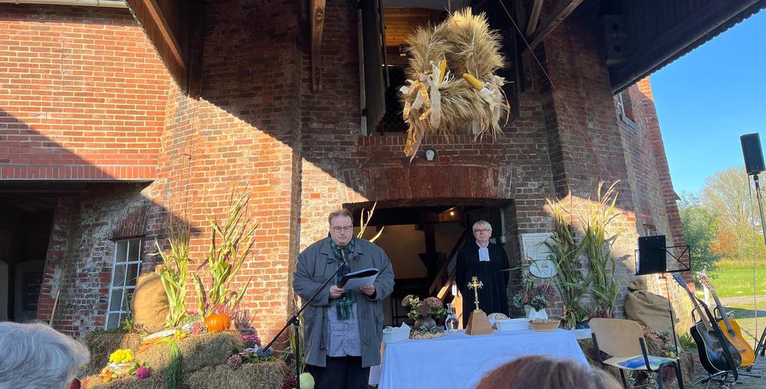 Zu sehen ist ein Ausschnitt aus dem Erntedank-Gottesdienst.