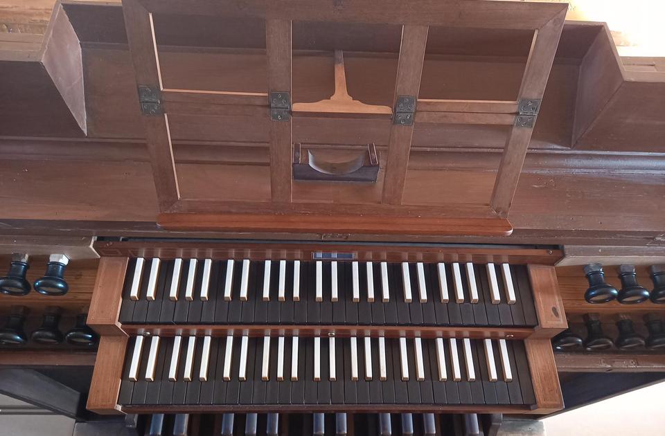 Zu sehen ist die Klaviatur der Orgel.