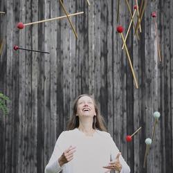 Zu sehen ist Dagmar Groessler - Roman, beim jonglieren.