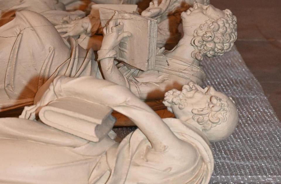 Zu sehen sind die abmontierten Figuren auf dem Boden liegen.