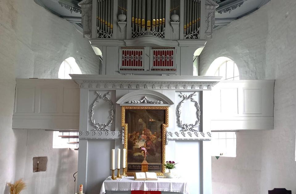 Zu sehen ist die Orgel in Frontalaufnahme.