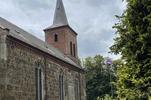 Zu sehen ist die Kirche in Abbehausen von außen, hinten.