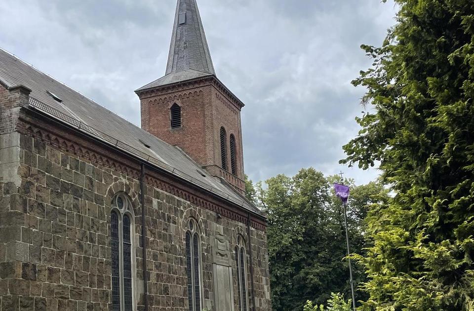 Zu sehen ist die Kirche in Abbehausen von außen, hinten.