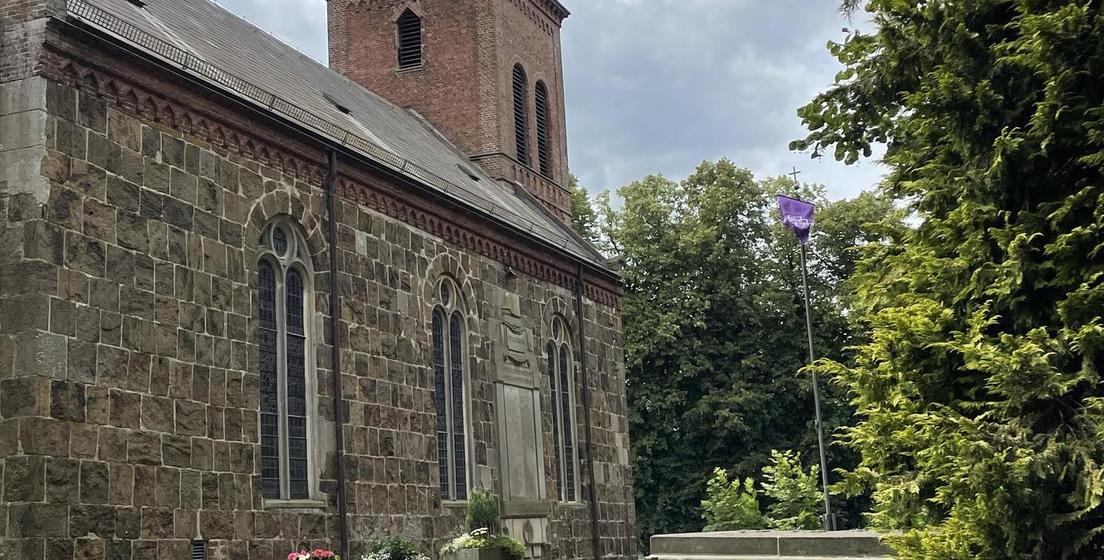 Zu sehen ist die Kirche von außen, seitlich von hinten.
