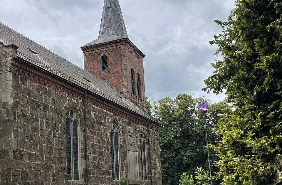 Zu sehen ist die Kirche in Abbehausen von außen, hinten.