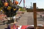 Der Altar mit Kreuz und Blumen.