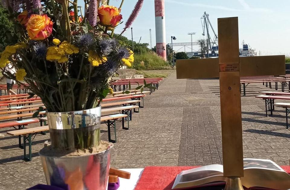 Der Altar mit Kreuz und Blumen.