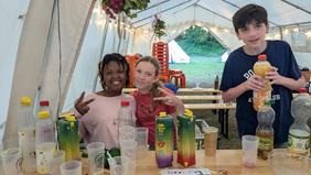 Teilnehmende der Sommerfreizeit im Essenszelz
