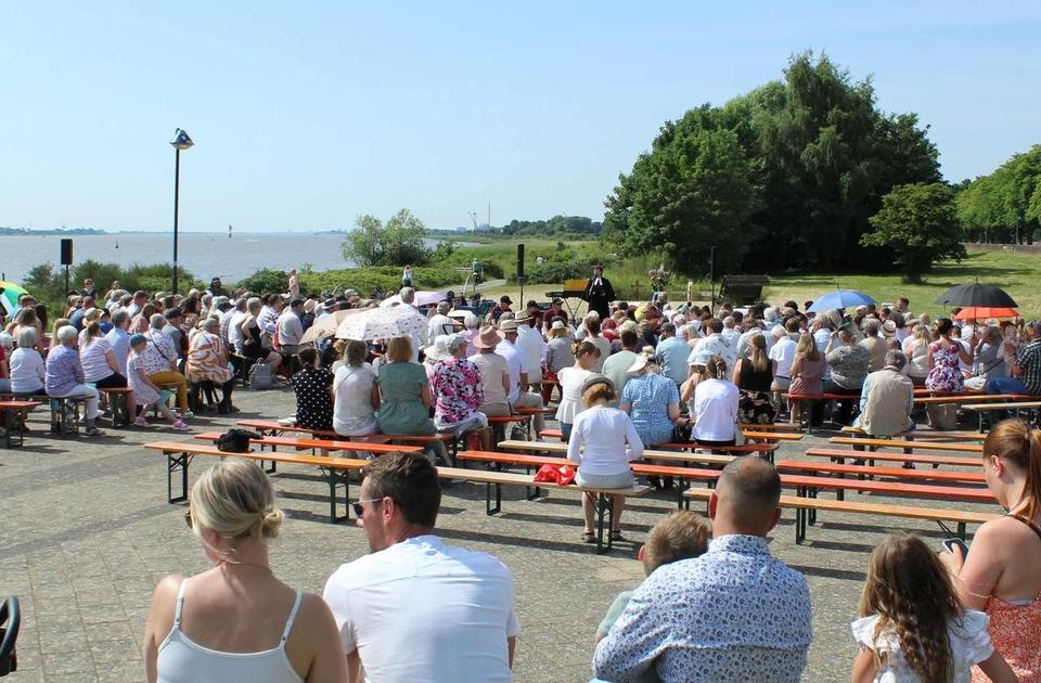 Der Gottesdienst wird gefeiert.