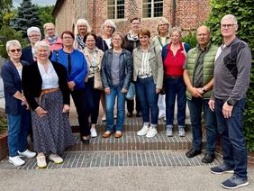 Jubelkonfirmandinnen und -konfirmanden vor der Jader Trinitatiskirche