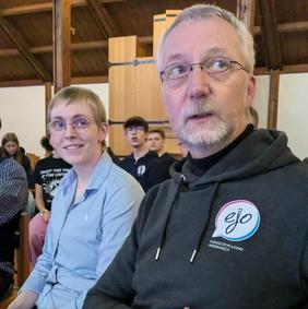 Zu sehen Hannah Bruhns, zur Diakonie eingesegnet, Ulrich Bohlken aus dem Kreisjugenddienst verabschiedet.