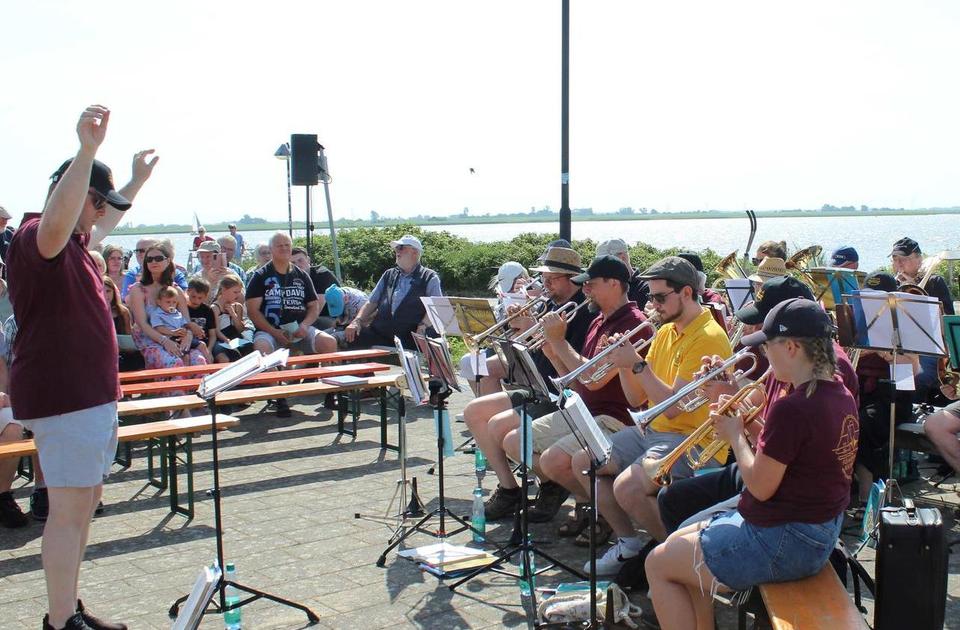 Der Bläserchor spielt während des Gottesdienstes.