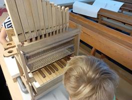Zu sehen ist die fertig gebaute Orgel.