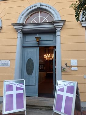 Zu sehen ist der Eingang der Kirche in Ovelgönne