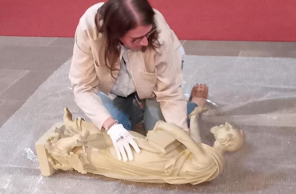 Eine der Figuren wird abgelegt.