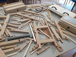 Zu sehen sind die Einzelteile, aus denen die Orgel entsteht.