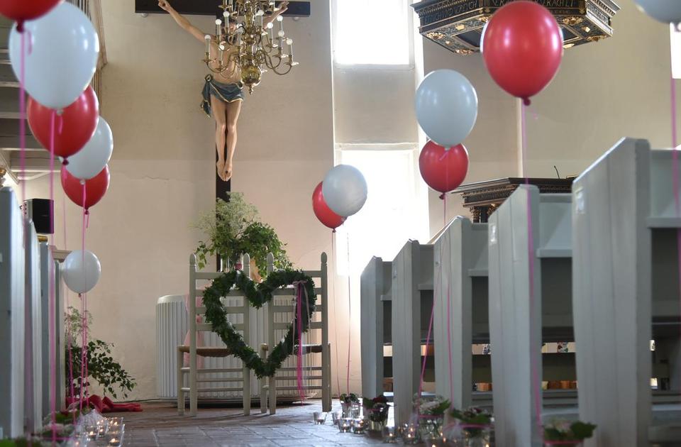 Die geschmückte Kirche mit den beiden Stühlen für die zu segnenden oder trauenden Personen