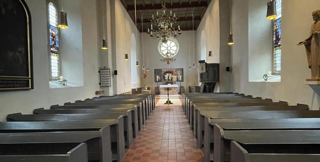 Zu sehen ist das Kirchenschiff.