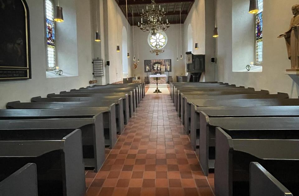 Hier ist das Kirchenschiff der Kirche in Abbehausen zu sehen.
