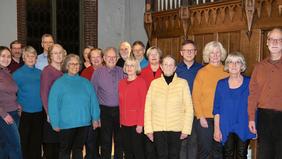 Zu sehen ist die Braker Kantorei auf der Orgelempore der Stadtkirche in Brake.
