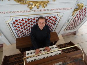 Zu sehen ist Heinrich Wimmer, an einer Orgel.