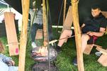 Zu sehen sind Personen an einem Lagerfeuer.