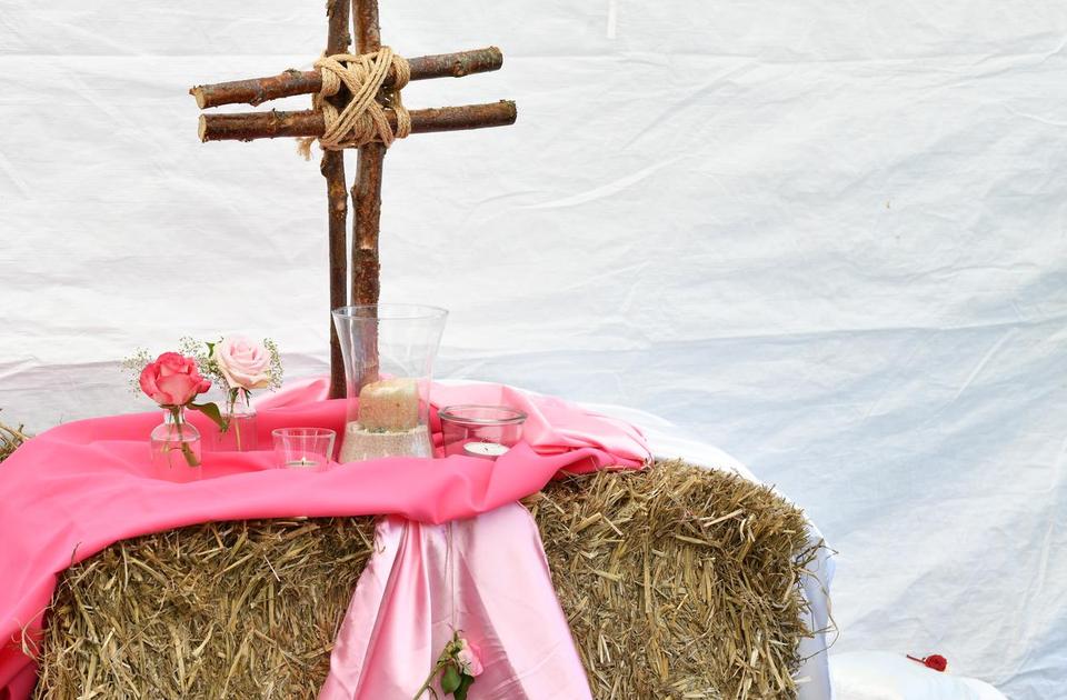 Zu sehen ist das Kreuz, das bei der Aktion einfach JA! im Pavillon, auf Heuballen stand.