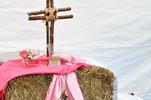Zu sehen ist das Kreuz, das bei der Aktion einfach JA! im Pavillon, auf Heuballen stand.