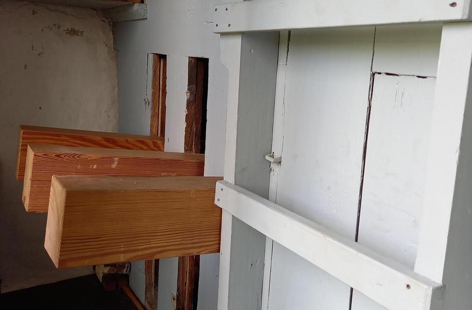 Zu sehen ist ein hinterer Teil der Orgel.