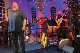 Zu sehen ist die Band Lüchterkark bei einem Konzert