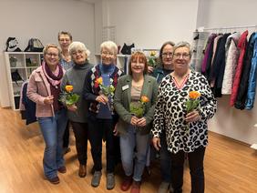 Das Team von SecondDesign und die Leiterin der Diakonie Wesermarsch, Nicole Eilers, die allen eine Rose überreicht hat.