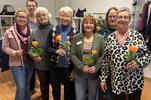 Das Team von SecondDesign und die Leiterin der Diakonie Wesermarsch, Nicole Eilers, die allen eine Rose überreicht hat.