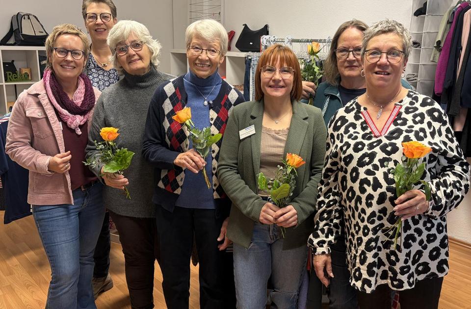 Das Team von SecondDesign und die Leiterin der Diakonie Wesermarsch, Nicole Eilers, die allen eine Rose überreicht hat.
