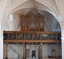 Zu sehen ist die Orgel auf der Empore, in der Heilig-Kreuz-Kirche Bardewisch.