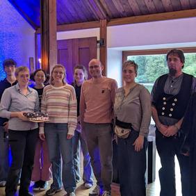 Zu sehen ist der Kreisjugenddienst mit der eingesegneten udn dem Verabschiedeten.