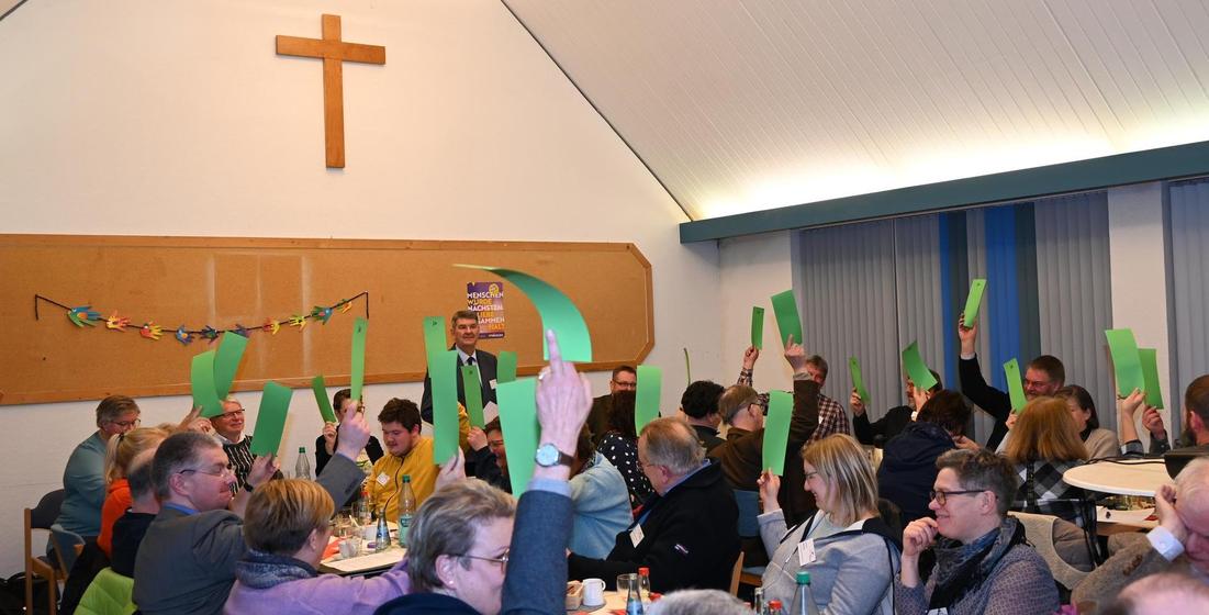 Hier ist das Plenum der Kreissynode zu sehen.