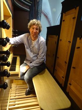 Zu sehen an der Orgel ist Léon Berben