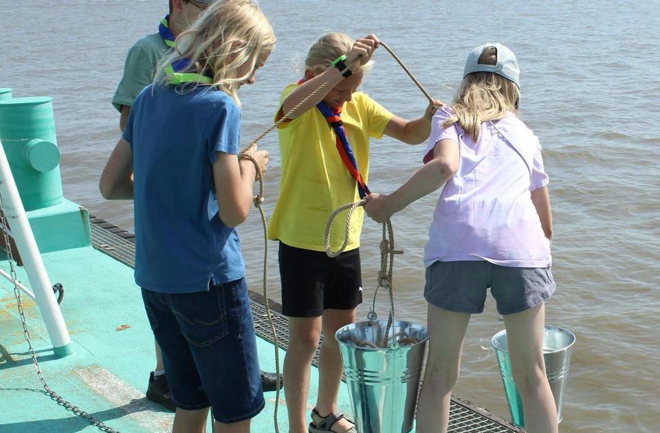 Zu sehen ist, wie Weserwasser für die Taufen geholt wird.