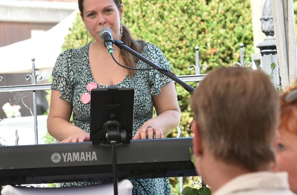 Jooelina singt für das Paar.