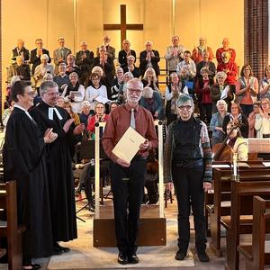 Im Rahmen einer musikalischen Vesper in der Stadtkirche Brake wurde Kreiskantor Gebhard von Hirschhausen (Mitte) der Ehrentitel „Kirchenmusikdirektor“ verleihen.