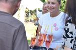 Alkoholfreier Sekt zum Anstoßen wird ausgeteilt.
